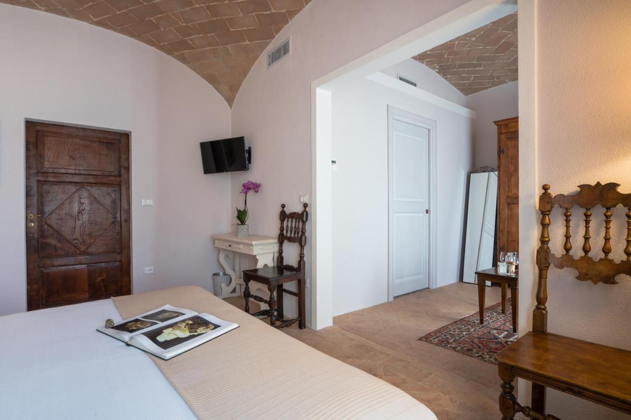 Bed and Breakfast Dimora Delle Muse Монтальчино Экстерьер фото